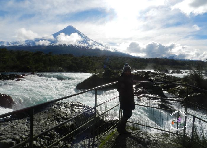 Cataratas do Rio Petrohué tendo ao fundo o Vulcão Osorno fazem parte do Parque Nacional Vicente Perez Rosalez 