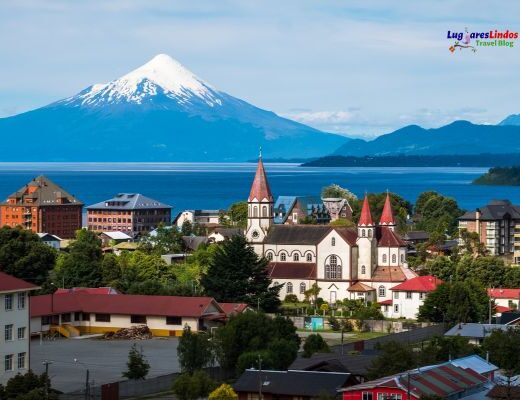 Vista Parcial da Cidade de Puerto Varas com Templo Sagrado Coração e Vulcão Osorno