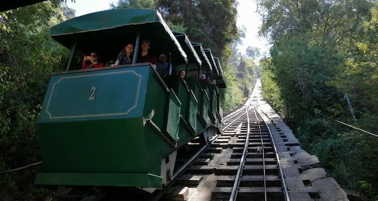 Funicular em Parque Metropolitano de Santiago