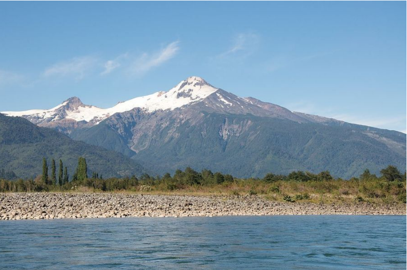 Volcán Yates en Cochamo: este volcán inactivo desde 1090 está presente en las comunas
de Cochamó y Hualaihué